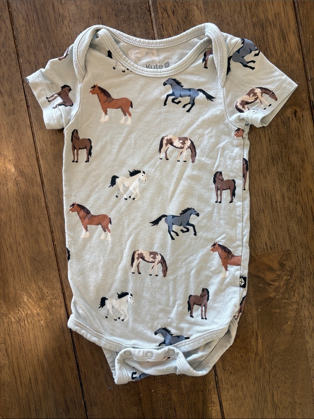Kyte BABY Bamboo Blue Horse Print Short-Sleeve Bodysuit. 3-6 mos. Like New.